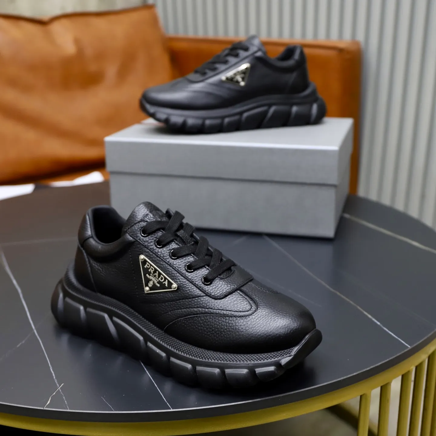 Ex-factory price: 700💰Top original order Brand: PRADA (Prada) Standard code: Men's size 38/44 (45 can be customized) Grade: Same as the official website Material: Original cowhide stitching, cowhide lining, original combination two-color wear-resistant soft outsole Style category: casual sports version, young fashion, European and American trend, British style Color: actual picture color